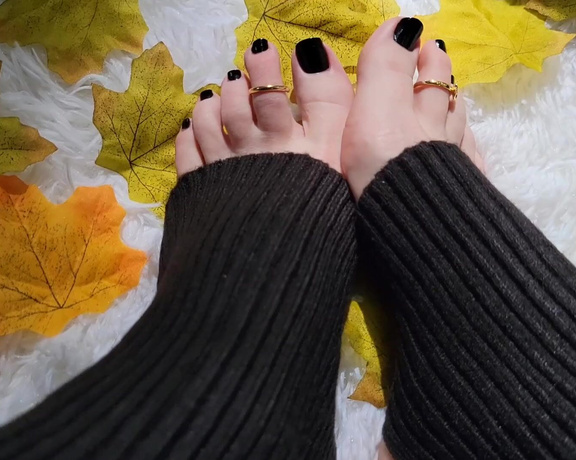 Watch Online Thetinyfeettreat My Feet Are So Cozy In These Soft Leg Warmers But Whats The