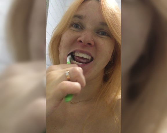 PregnantMiodelka - Brushing my teeth naked, 8th month, Face, Belly Fetish, Hairy, Pregnant, Redhead, Toothbrushing, ManyVids