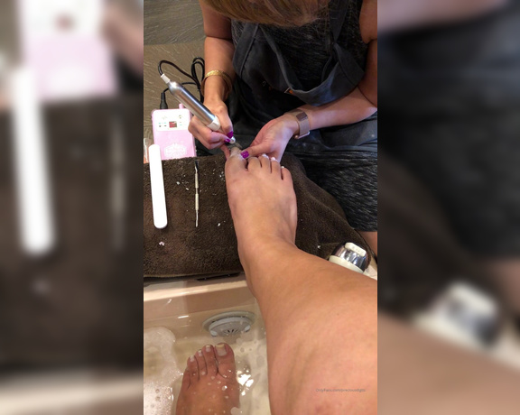 Preciousdigits - That one time I cut my toe nails... I desperately need a pedi.. It’s been almost weeks Y (30.09.2019)