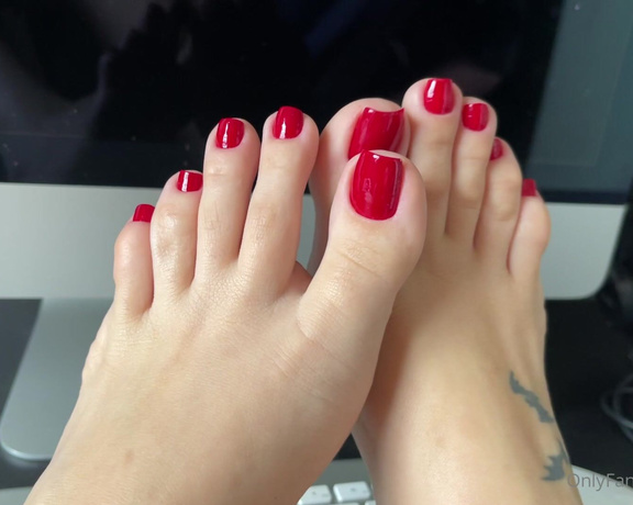 Luna Feet - Red toes This week I will record some videos. Do you have any suggestion Unhas ver