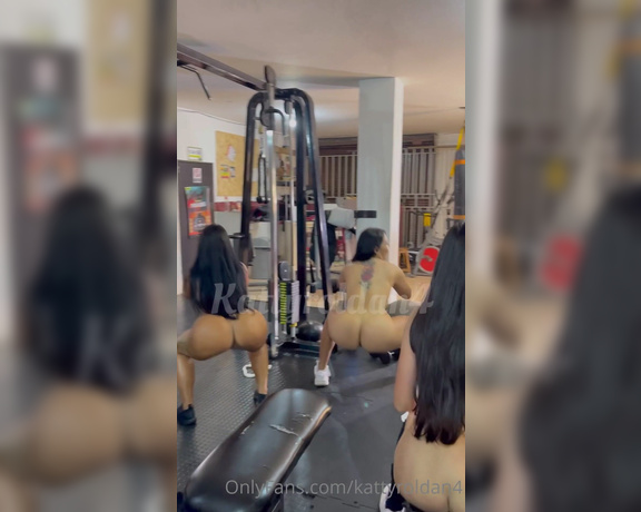 Katty Roldan - Ocho mujeres en un gimnasioCuando entreno con mis amigas hace tanto calor que la ropa siempre nos