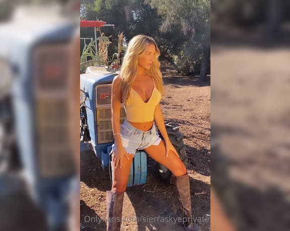 Sierraskyeprivate - Feeling like a cowgirl in my booty shorts and high boots! Watch me on the ranch bending over
