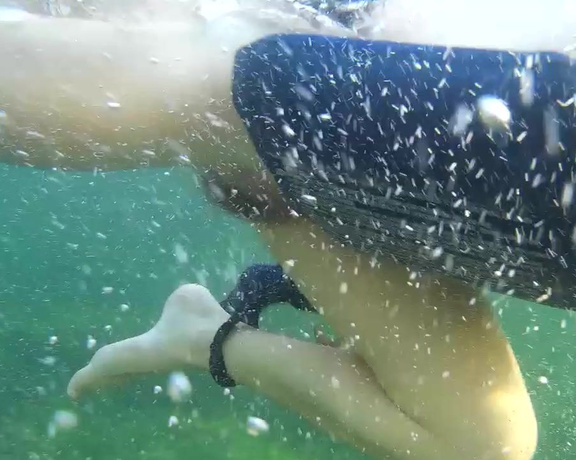 PregnantMiodelka - Diver filmed a girl fingering underwater, Public Nudity, Public Outdoor, Hairy, Masturbation, Underwater Fetish, ManyVids