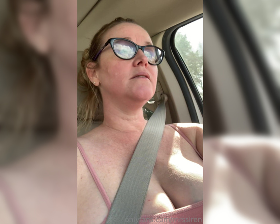 Dee Siren - Flashing in the car while running around