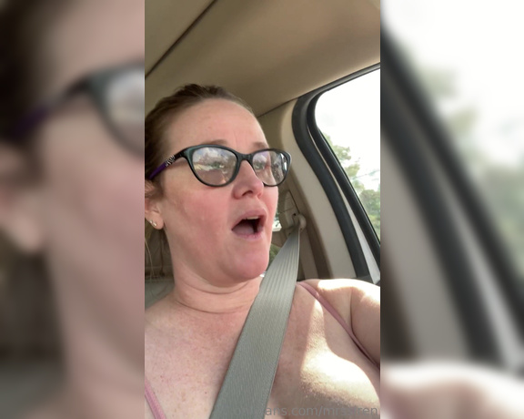 Dee Siren - Flashing in the car while running around