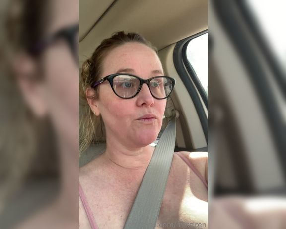 Dee Siren - Flashing in the car while running around