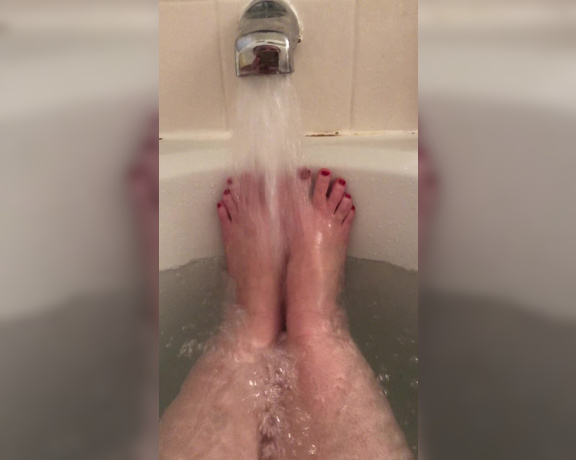 Dee Siren - Got a foot fetish  Bathing my pretty toes