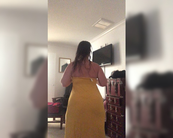 Dee Siren - Happy Humpday...booty shaking in  out of my maxi dress