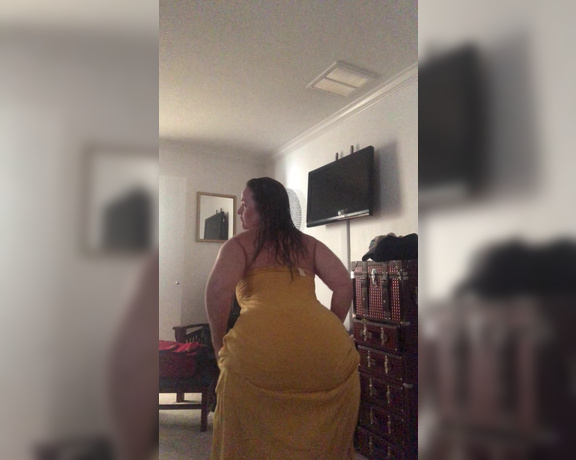 Dee Siren - Happy Humpday...booty shaking in  out of my maxi dress