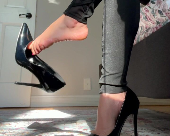 Mxdchai -(Kajol) - I want to dangle these sexy black heels in your face and watch you get weak when they drop