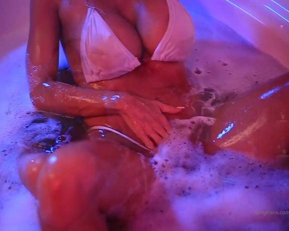 Kimberlinacherie -(Kimberlina Chуrie) - Sexxxy bath n shower play time with my twin httpsonlyfans.comcourtneytaylorxxx