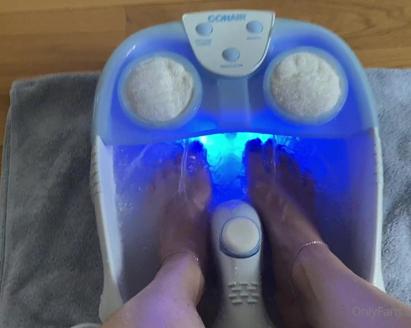 Lindabooxo - (Linda Boo) - Having so much fun with my at home pedicure