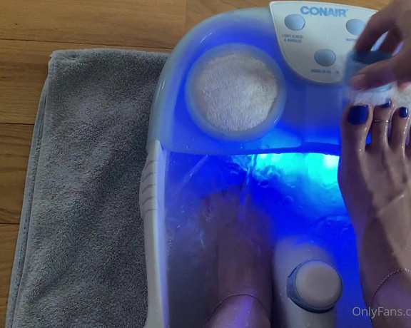 Lindabooxo - (Linda Boo) - Having so much fun with my at home pedicure