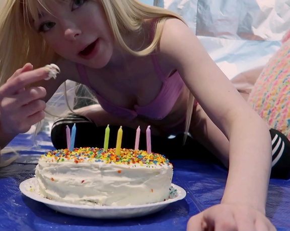 Katilingus - BIRTHDAY CAKE SITTING :D - ManyVids, Petite, Birthday , Food, Wet & Messy, Eating