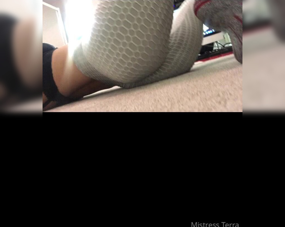 Obeymistressterra - (Dominant Mommy) - Worship my ass in these gym leggings.