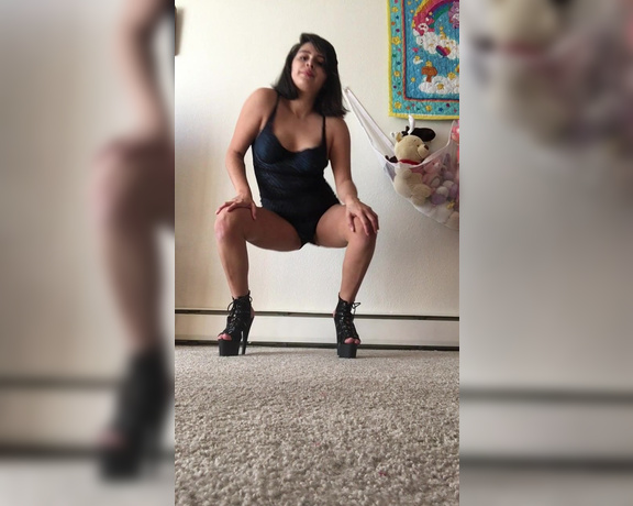 Monalovesmoaning - (Mona Flowers) - A little clumsy but here’s a video of me dancing in my stripper heels!