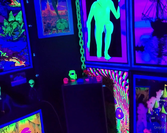 Lauraleighxoxo - (Laura Johnson) - Tour of my basement blacklight room! WITH SOUND Dont make fun of me for being a dork