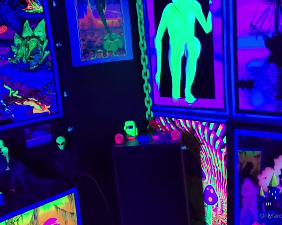 Lauraleighxoxo - (Laura Johnson) - Tour of my basement blacklight room! WITH SOUND Dont make fun of me for being a dork