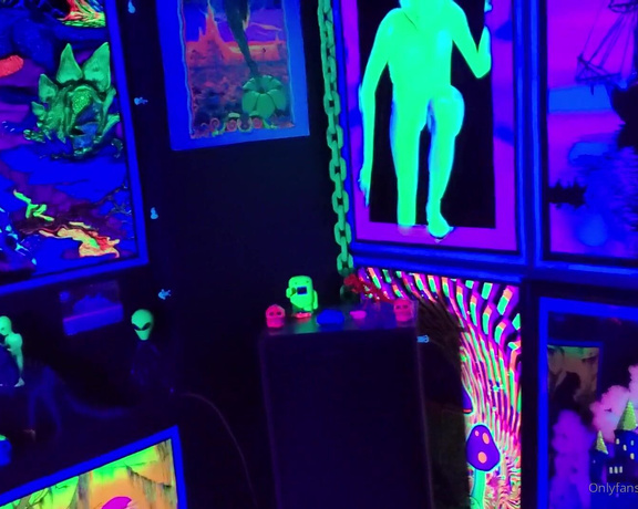 Lauraleighxoxo - (Laura Johnson) - Tour of my basement blacklight room! WITH SOUND Dont make fun of me for being a dork