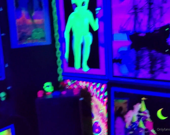 Lauraleighxoxo - (Laura Johnson) - Tour of my basement blacklight room! WITH SOUND Dont make fun of me for being a dork