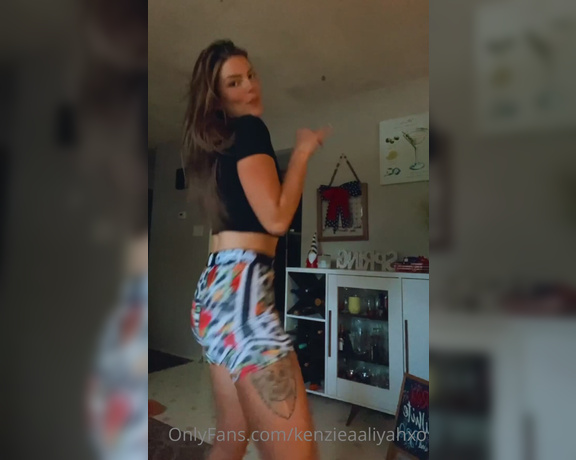 Kenzieaaliyahxo - (Kenzie) - Some slowed down shakira to really see this booty shake