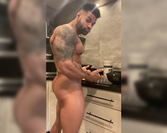 Heat718 - Hello go check out my whole video in your messages of me cooking Buttasss