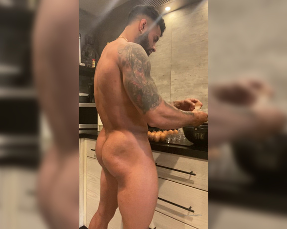 Heat718 - Hello go check out my whole video in your messages of me cooking Buttasss
