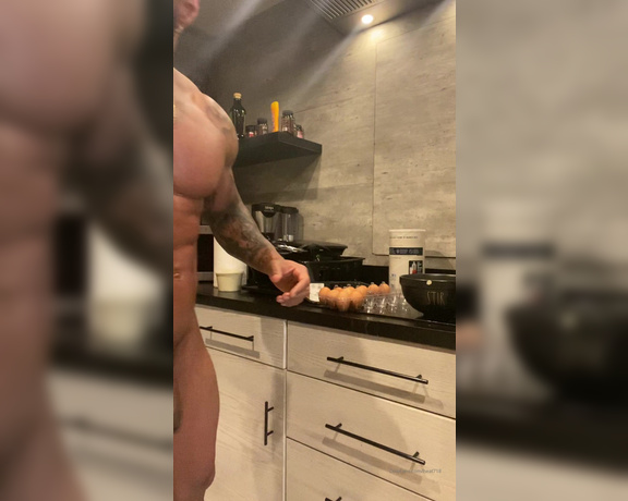 Heat718 - Hello go check out my whole video in your messages of me cooking Buttasss