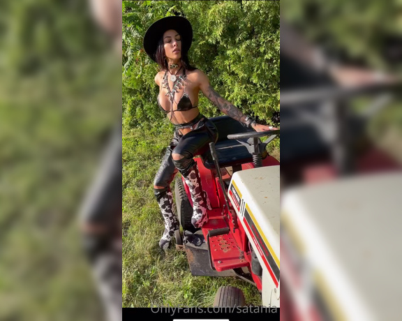 Hotrodsania - (Hotrod Sania) - Whos excited for this cowgirl riding big horse porn