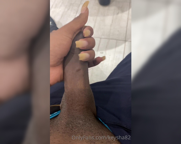 Keysha82 - Jugando un poco con mi pene en un lugar pblico que Rico Playing a little with my penis in a public place that Rico