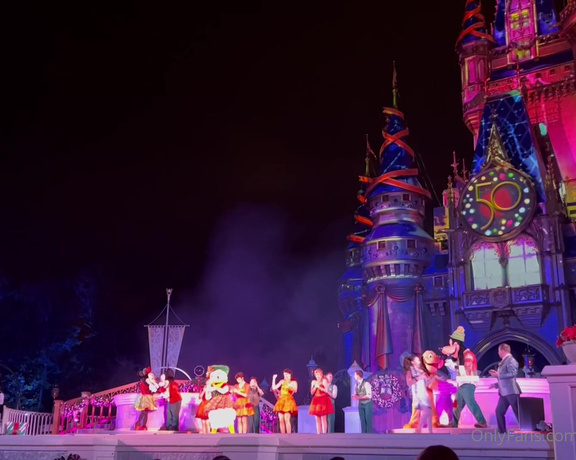 Bigbuttbambii - I just wanted to let everyone know that Disney literally put on a 25 min Christmas show about… texti