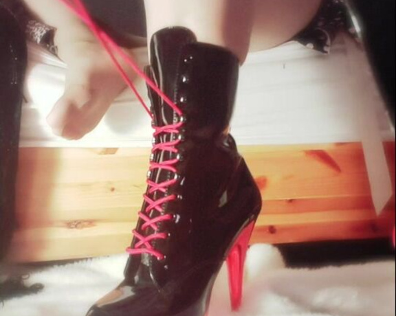Courtneytrouble - (Courtney Trouble) - Do you like feet and boots this video is for you then, a perfect look at some brand new boots!