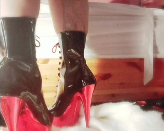 Courtneytrouble - (Courtney Trouble) - Do you like feet and boots this video is for you then, a perfect look at some brand new boots!