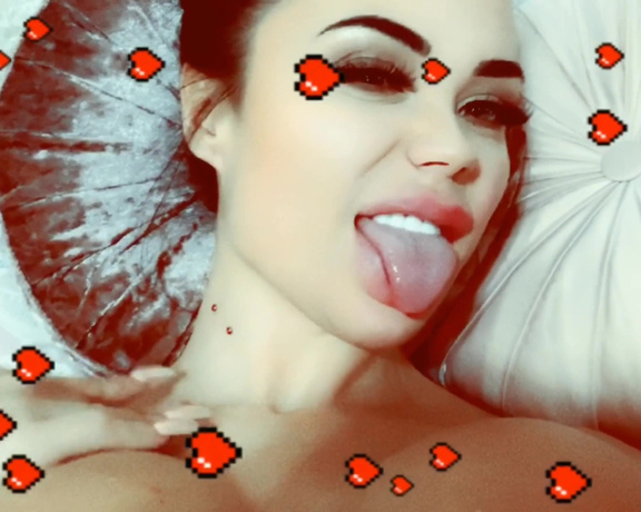 Aysh32jx - (Aysha) - Spitting on my juicy tits get them all wet ready to slide your cock between