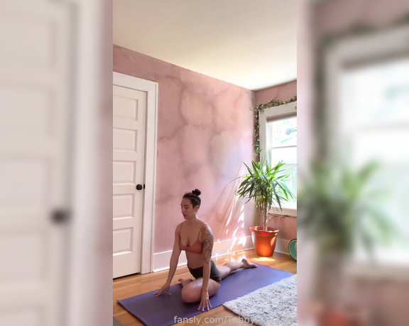 TabbyNoName - Getting back into my yoga practice. NoName and I used to do yoga almost every day (15.05.2023)