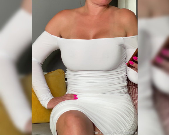 Onebadwife - Look at my nipples showing at the top (11.07.2022)