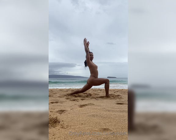 Lanaviolet - (Lana) - Join my yoga class!