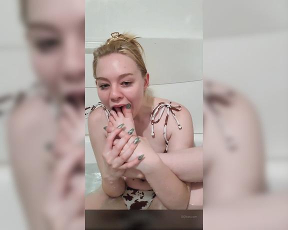 Ogfeet - (Sativa Skies) - Sucking my toes and spitting on them in the bathtub preview now in dms