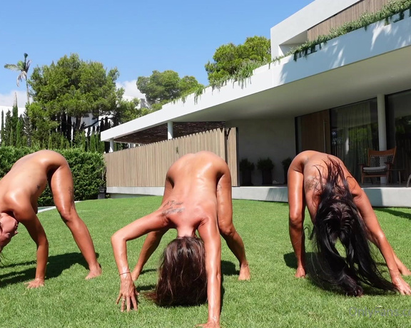 Roxysdream - (Roxy Fox) - I gave my girlfriends @atenart and @joss naturespirit a sensual, naked yoga class.