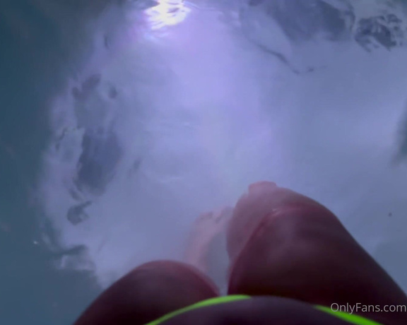 Cutepowerlegs - (Alison Taylor) - I love getting in the hot tub... would you like to join me