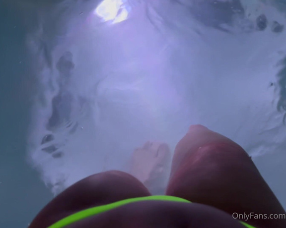 Cutepowerlegs - (Alison Taylor) - I love getting in the hot tub... would you like to join me