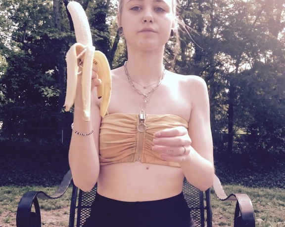 Stacysinn - (Stacy Sinn) - Just me eating a banana figured some of you may enjoy this simple clip How do you peel your ban