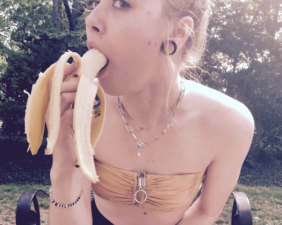 Stacysinn - (Stacy Sinn) - Just me eating a banana figured some of you may enjoy this simple clip How do you peel your ban