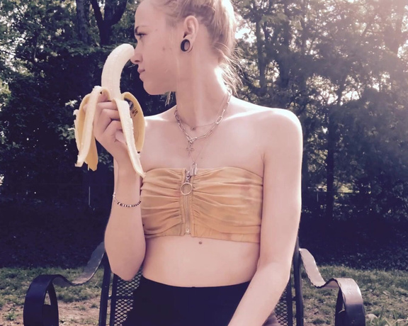 Stacysinn - (Stacy Sinn) - Just me eating a banana figured some of you may enjoy this simple clip How do you peel your ban