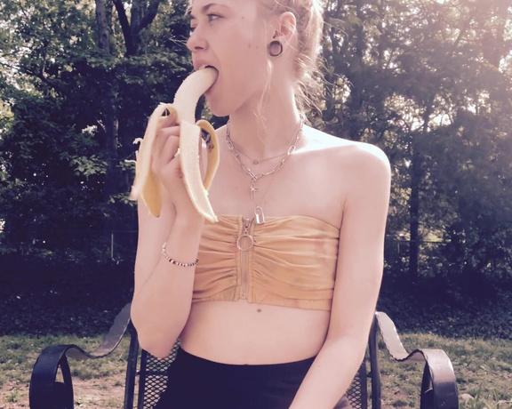 Stacysinn - (Stacy Sinn) - Just me eating a banana figured some of you may enjoy this simple clip How do you peel your ban