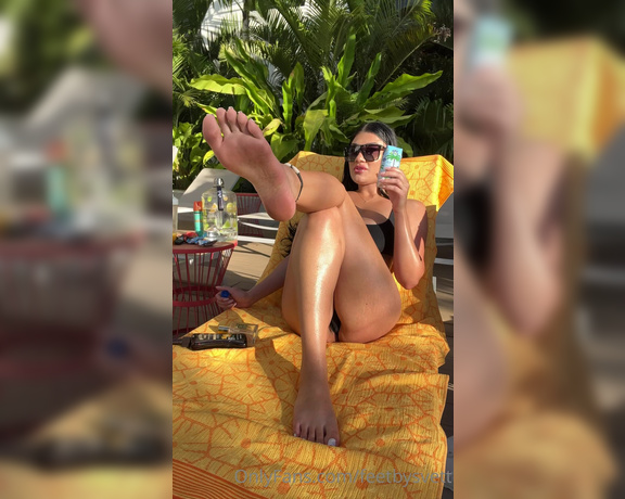 Feetbysvett - Laid up poolside, come and eat me like ah snack