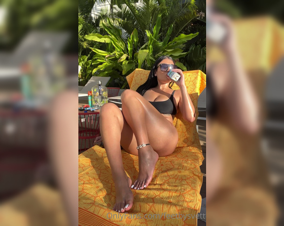 Feetbysvett - Laid up poolside, come and eat me like ah snack