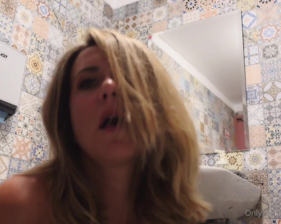 Gaiaontop - (Gaia On Top) - Restaurant bathroom masturbation (mi masturbo nel bagno del ristorante !!!) EXCLUSIVE VIDEO