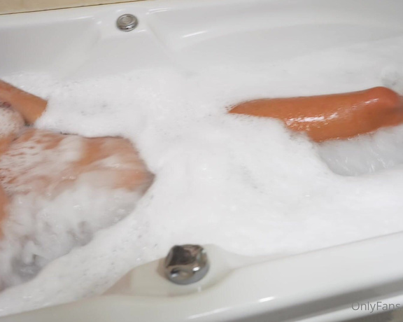 Gaiaontop - (Gaia On Top) - [13min video] whats better than a relaxing bath and a huge vibrator