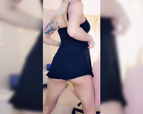 Myskylarraye - Twerking the booty in my dress